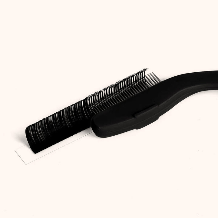 KOLYBEL Curved Lash Spike Comb, professional lash separator tool for eyelash extensions. Smooth rounded teeth fluff volume lashes without pulling, ergonomic curved design for salon lash artists. Waterproof plastic, pink & black options, ideal grafting & aftercare lash accessory.