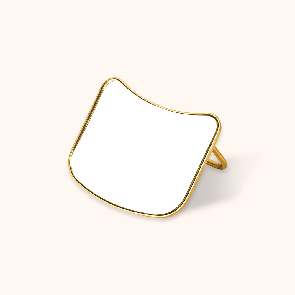 Lightweight hands-free lash mirror that rests comfortably on the client’s face. Cat-head and Crescent styles, ideal for lash viewing, detail inspection and lash content photography.